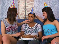 19yo Black Guy Has His Bbc Worshiped By A Couple Of Teens For His Birtday